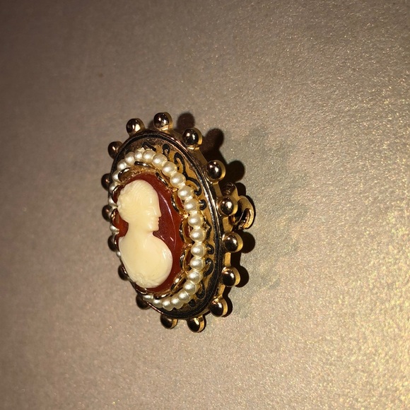 Elegant Victorian Cameo Brooch with Pearl Accents - Picture 3 of 8